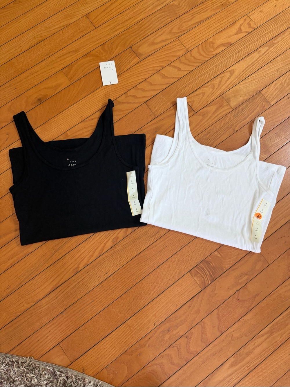Everyday Scoop Neck Tank - Black & White small NWT